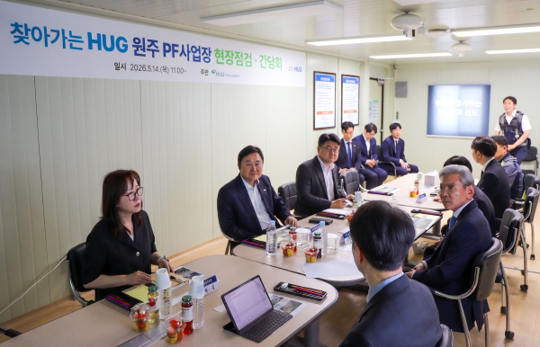 최인호 HUG 사장(정면 왼쪽 두 번째)과 우미건설 김영길 사장(후면 왼쪽 두 번째)이 현장 간담회를 진행하고 있다. [사진=우미건설]