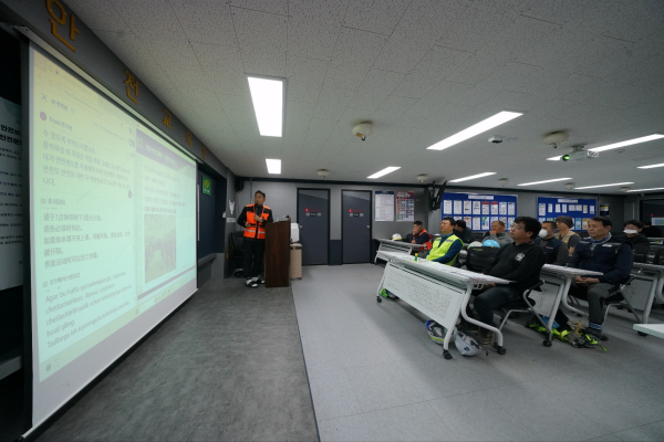 롯데건설 안전관리자가 한 아파트 공사 현장에서 ‘AI 근로자 다국어 번역 모델’을 활용해 외국인 근로자들을 대상으로 안전교육을 진행하고 있다. [사진=롯데건설]