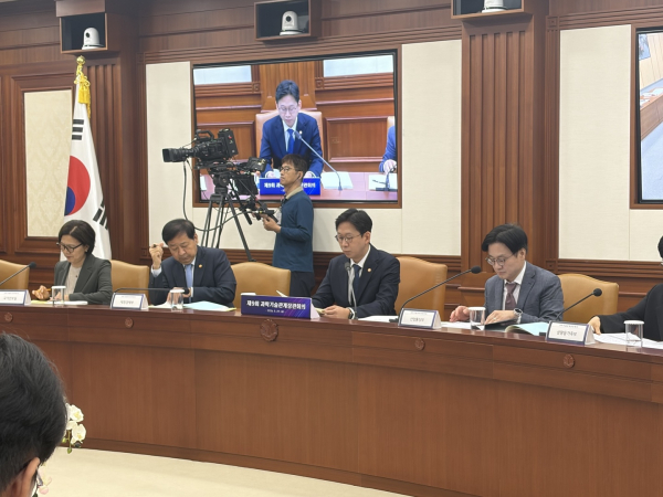 29일 정부서울청사에서 열린 제9회 과학기술관계장관회의에서 배경훈 과학기술정보통신부 장관이 모두발언을 하고 있다. [사진=김소이]