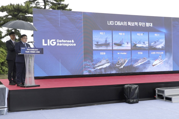 지난 27일 한국해양대학교에서 열린 행사에서 LIG D&A 이승영 기술혁신본부장(CTO)이 AI기반 무인수상정 지능형 지휘통제 실증 시연에 대해 소개하고 있다. [사진=LIG D&A]