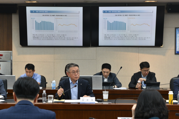 김준동 남부발전 사장이 16일 열린 ‘전사 대토론회’에서 발전사 통합과 에너지전환에 대한 대비가 시급하다고 발언하고 있다. [사진=남부발전]