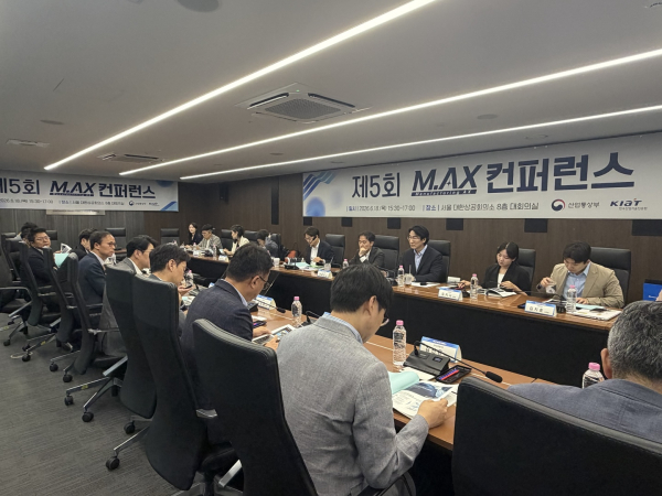 18일 서울 대한상공회의소에서 열린 '제5회 M.AX(Manufacturing AI Transformation) 컨퍼런스'에서 산·학·연 전문가들이 임바디드 AI와 AI반도체 생태계 구축 방안을 논의하고 있다. [사진=김소이 기자]