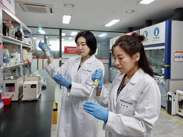 SK인텔릭스 화성캠퍼스 내 환경분석센터에서 연구원들이 실험하고 있다. [사진=SK인텔릭스]