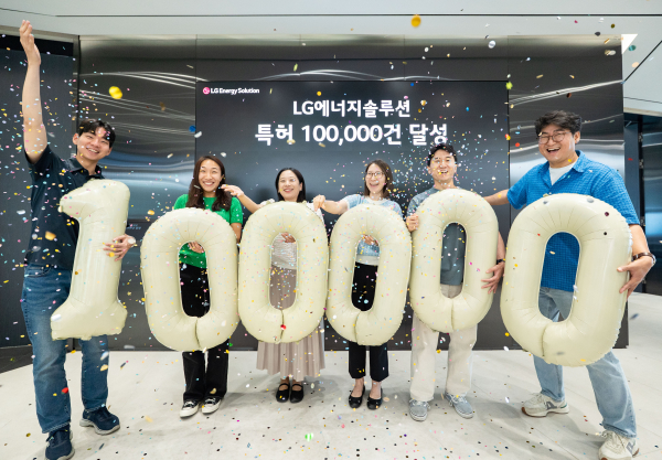 LG에너지솔루션 여의도 본사에서 직원들이 특허 10만 건 돌파 기념 촬영을 하고 있다. [사진=LG에너지솔루션]