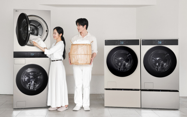 모델이 세탁과 건조 용량이 모두 25kg인 워시타워(사진 왼쪽)와 세탁과 건조 용량이 각각 25kg, 21kg인 워시콤보를 소개하는 모습. [사진=LG전자]