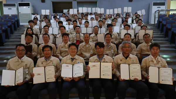 창립 46주년 기념식에서 최등규 대보그룹 회장(두 번째줄 가운데)이 수상자 70명과 기념촬영하고 있다. [사진=대보그룹]