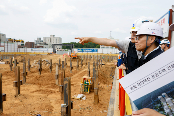 황상하 SH 사장이 건설 현장의 안전 관리 상태를 점검하고 있다. [사진=SH]