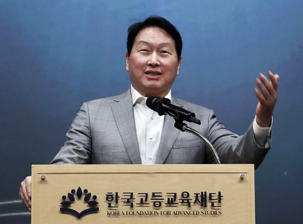 최태원 SK회장 겸 한국고등교육재단 이사장이 22일 서울 강남구 한국고등교육재단(KFAS) 빌딩에서 열린 신진학자상·해외유학장학증서 수여식에서 격려인사를 하고 있다. [사진=SK]