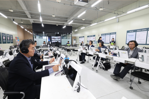 김보현 대우건설 대표이사가 안전보건 소통 간담회에서 태블릿 기반 스마트 안전보건교육 시스템을 살펴보고 있다. [사진=대우건설]