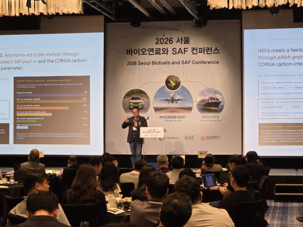 상병인 한양대학교 화학공학과 교수가 1일 서울에서 열린 '2026 서울 바이오연료와 SAF 콘퍼런스'에서 지속가능항공유(SAF) 확대 전략과 원료 확보 과제를 주제로 발표하고 있다. [사진=김소이 기자]