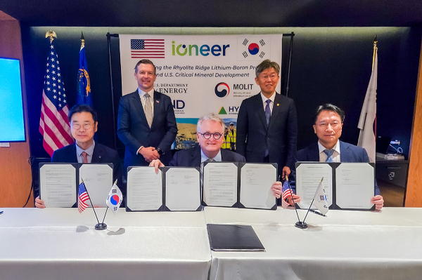 김이탁 국토교통부 제1차관(뒷줄 오른쪽), 카일 하우스트바이트 미국 에너지부 차관(뒷줄 왼쪽), 김복환 한국해외인프라도시개발지원공사(KIND) 사장(앞줄 왼쪽), 이승동 현대엔지니어링 화공사업부장(앞줄 오른쪽), 제임스 캘러웨이 아이오니어 이사회 의장(앞줄 가운데) 등 협약식 참여자들이 협약 체결 후 기념촬영 하고 있다. [사진=현대엔지니어링]