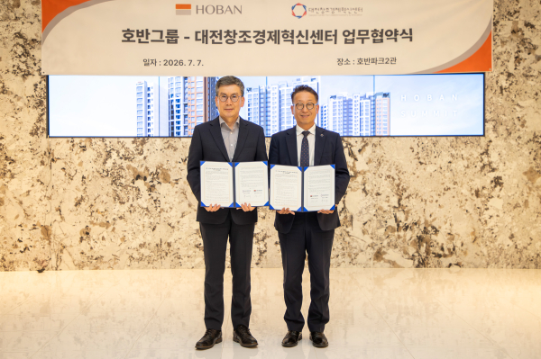 문갑 호반건설 경영부문대표(왼쪽)와 박대희 대전창조경제혁신센터 대표이사가 업무협약 체결 후 기념촬영 하고 있다. [사진=호반그룹]