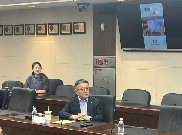 김준동 남부발전 사장(가운데)이 9일 현안 점검회의에 앞서 새로 도입된 ‘청렴 다짐 10분’ 프로그램의 첫 세션에 참석해 반부패 쇄신 의지를 담은 영상을 시청하고 있다. [사진=남부발전]