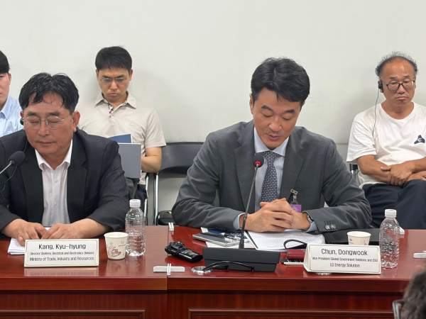 전동욱 LG에너지솔루션 해외대외협력·ESG 담당 상무가 10일 국회에서 열린 ‘에너지 안보 리스크와 배터리 공급망 강화 전략’ 토론회에서 발언하고 있다. [사진=김소이 기자]
