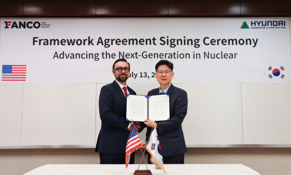 최영 현대건설 NewEnergy사업부 전무(오른쪽)와 마이크 라인보스 FANCO CEO가 협약서에 서명 후 기념촬영 하고 있다. [사진=현대건설]
