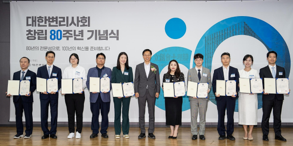 ▲한미사이언스 한지연 IP팀 팀장(오른쪽 두 번째)이 지식재산 유공자들과 함께 지난 6월 26일 서울 서초동 대한변리사회관에서 열린 대한변리사회 창립 80주년 기념식에서 기념촬영을 하고 있다