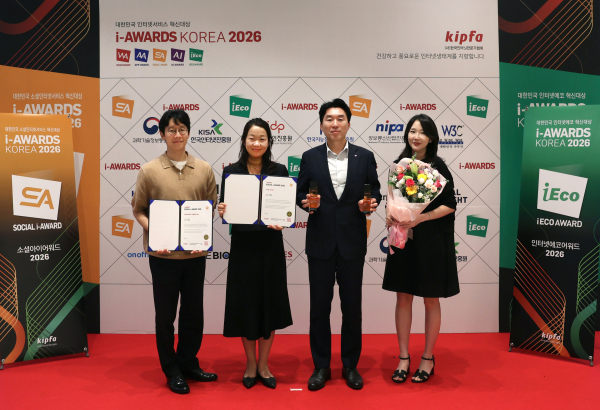 홍상균 롯데건설 디자인연구소장(오른쪽에서 두 번째)과 직원들이 시상식 후 기념촬영 하고 있다. [사진=롯데건설]