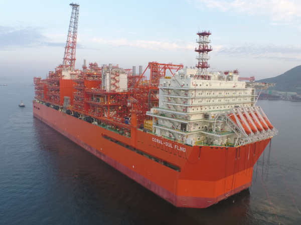 삼성중공업이 건조한 대형 부유식 액화천연가스 생산설비(FLNG)