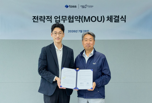 서울 강남구 역삼동 토스 본사에서 열린 협약식에 참석한 오규인 토스 부사장(왼쪽)과 이주세 멕시카나 대표이사가 기념촬영을 하고 있다. [사진=토스]