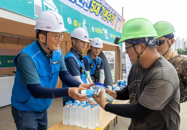 박상신 DL이앤씨 대표이사(왼쪽 첫 번째)가 근로자들에게 물을 건네며 격려하고 있다. [사진=DL이앤씨]