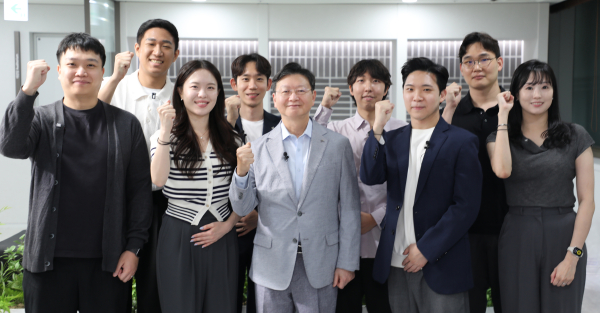 현대차증권 배형근 사장(앞줄 왼쪽에서 세번째)과 CLB 구성원들이 대담회를 마치고 기념 사진 촬영을 하고 있다. [사진=]