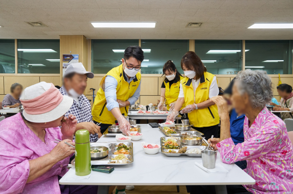 IPARK현대산업개발 관계자들이 지역 어르신들에게 음식을 나눠주고 있다. [사진=IPARK현대산업개발]