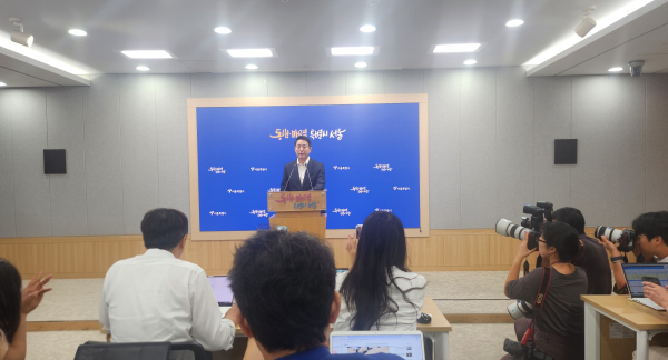 오세훈 서울시장이 김윤덕 국토부 장관과 회동 후 브리핑하고 있다. [사진=정윤섭 기자]
