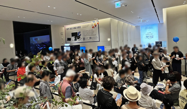 더샵 여주역더퍼스트 견본주택 방문객들이 설명을 듣고 있다. [사진=포스코이앤씨]