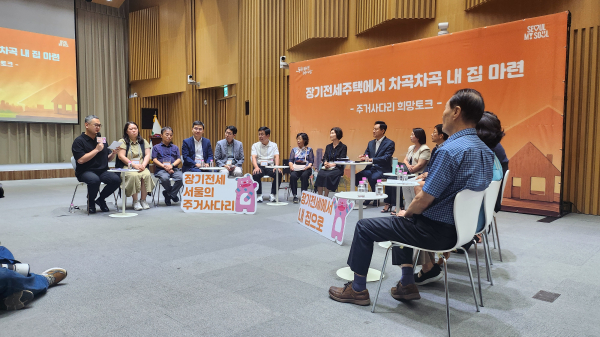 오세훈 서울시장이 장기전새임대주택 희망토크에서 거주자 및 퇴거자들의 이야기를 듣고 있다. [사진=정윤섭 기자]