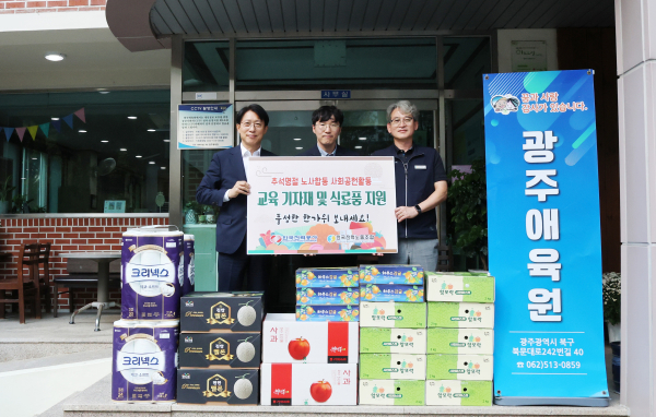 안중은 한전 경영관리부사장(왼쪽부터), 정은철 광주애육원 원장, 이창용 전력노조 수석부위원장 [사진=한국전력]