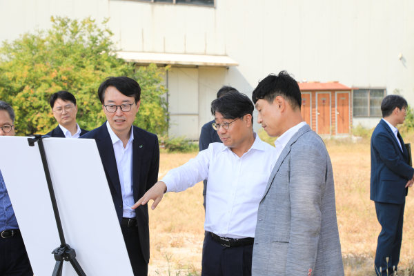 이성훈 LH 사장이 서울시 도봉구 성대야구장을 찾아 추진 현황을 점검하고 있다. [사진=LH]