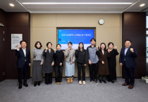 삼성화재는 4일 서울 서초구 본사에서 고객패널 발대식을 개최해 삼성화재 고객DX혁신실장 한호규 부사장(좌측 첫번째), 소비자정책팀장 김태윤 상무(우측 첫번째)와  고객패널들이 기념사진 촬영을 하고 있다. [사진=삼성화재]