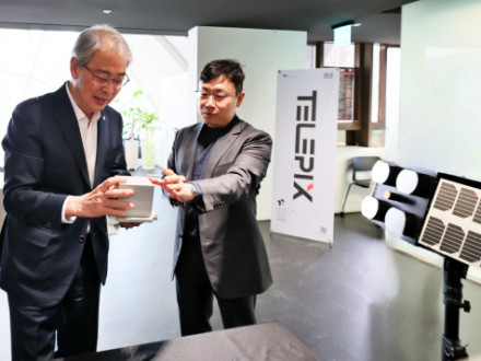 우리금융그룹 임종룡 회장(왼쪽)이 23일 서울 여의도 텔레픽스 본사에서 조성익 대표(오른쪽)에게 제품 설명을 듣고 있다. [사진=]