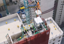 모듈러 엘리베이터 시공 모습 [사진=현대건설]