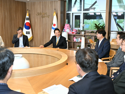 오세훈 서울시장(왼쪽 세 번째)이 ‘수도권 재건축·재개발조합연합회’ 관계자들과 간담회를 진행하고 있다. [사진=서울시]