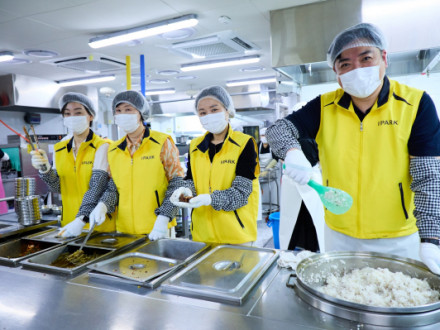 IPARK현대산업개발 관계자들이 어르신들을 위한 점심 배식 봉사활동을 하고 있다. [사진=IPARK현대산업개발]