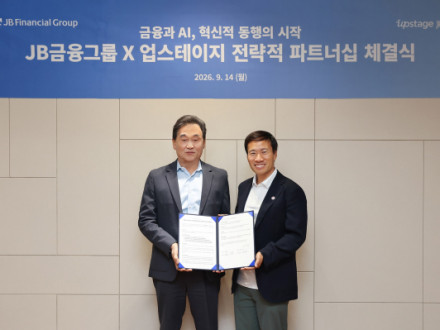 JB금융그룹 김기홍 회장(왼쪽)과 업스테이지 김성훈 대표가
