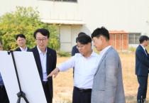 이성훈 LH 사장이 서울시 도봉구 성대야구장을 찾아 추진 현황을 점검하고 있다. [사진=LH]