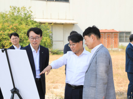 이성훈 LH 사장이 서울시 도봉구 성대야구장을 찾아 추진 현황을 점검하고 있다. [사진=LH]